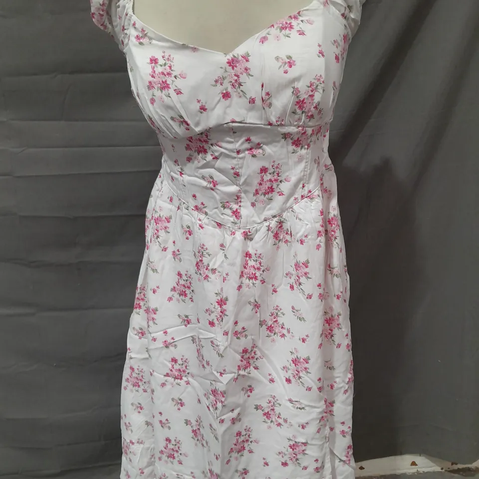 HOLLISTER DRESS IN WHITE W. PINK FLORAL DESIGN SIZE XS
