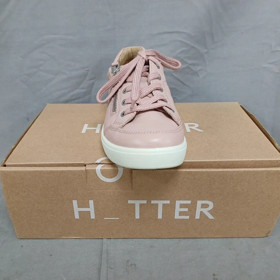 BOXED PAIR OF HOTTER CHASE II WIDE SHOES IN BLUSH SIZE UK 4.5