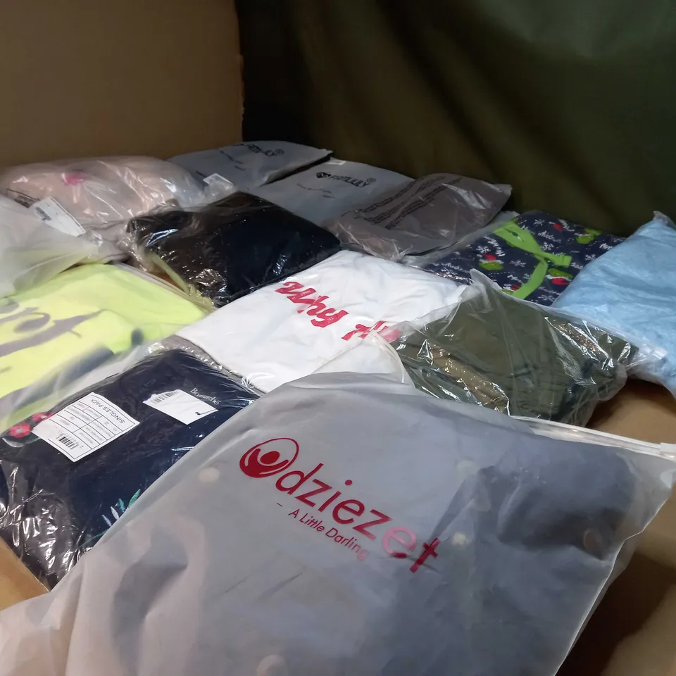 LOT OF APPROX 20 ASSORTED CLOTHING ITEMS VARYING IN SIZE/COLOUR/STYLE TO INCLUDE: TROUSERS, SKIRTS, TOPS