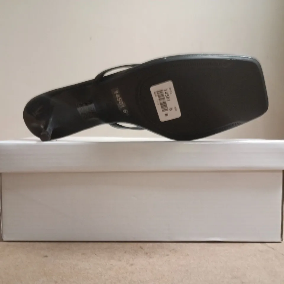 BOXED PAIR OF TRUFFLE COLLECTION TOE-POST LOW HEEL SANDALS IN BLACK SIZE 6