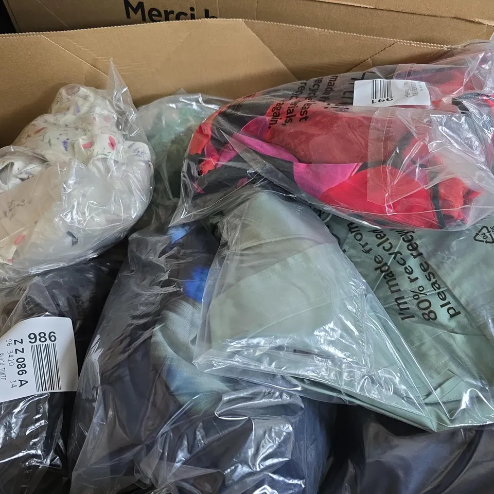 APPROXIMATELY 20 ASSORTED CLOTHING ITEMS IN VARIOUS SIZES, STYLES & SIZES TO INCLUDE MIDNIGHT BLUE DRESS, DUSKY GREEN COAT, FLORAL POPPY PRINT, ETC - COLLECTION ONLY 