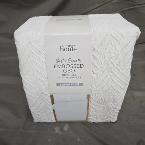 SOFT & SMOOTH EMBOSSED GEO DUVET SET WITH PILLOWCASES IN WHITE (SUPER KING)