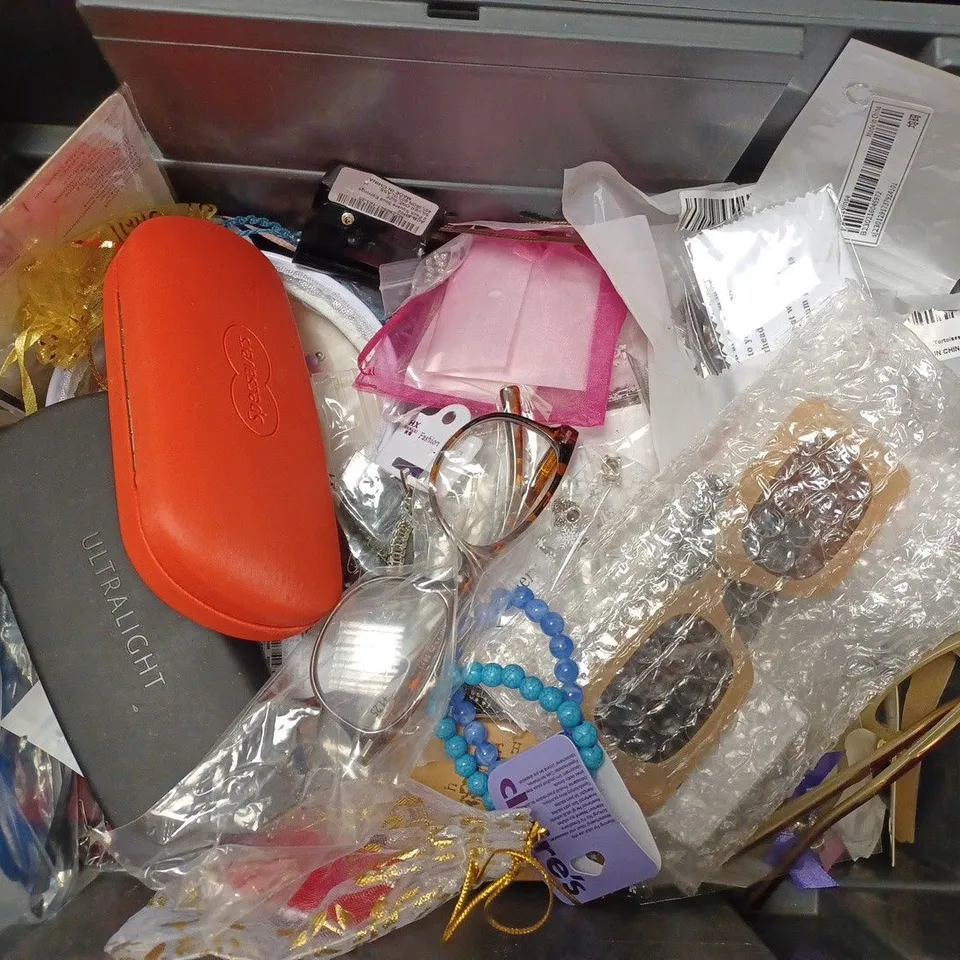 BOX OF APPROX 20 COSTUME JEWELLERY ITEMS INCLUDING EARRINGS, BRACELETS, GLASSES