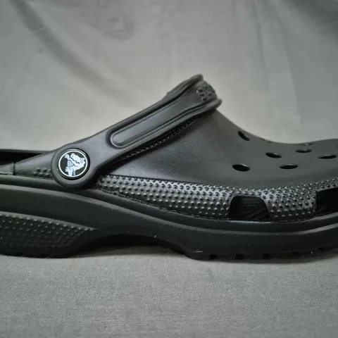 PAIR OF CROCS CLASSIC CLOGS IN BLACK UK SIZE M8/W9