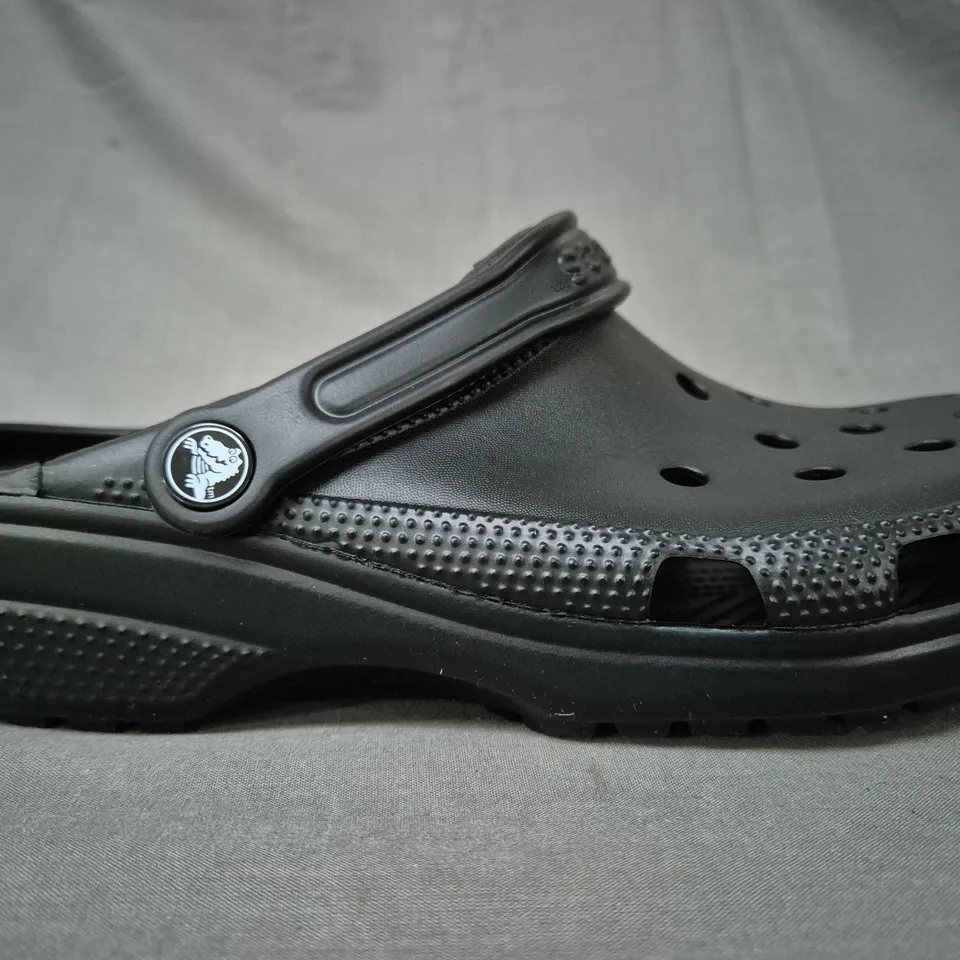 PAIR OF CROCS CLASSIC CLOGS IN BLACK UK SIZE M8/W9