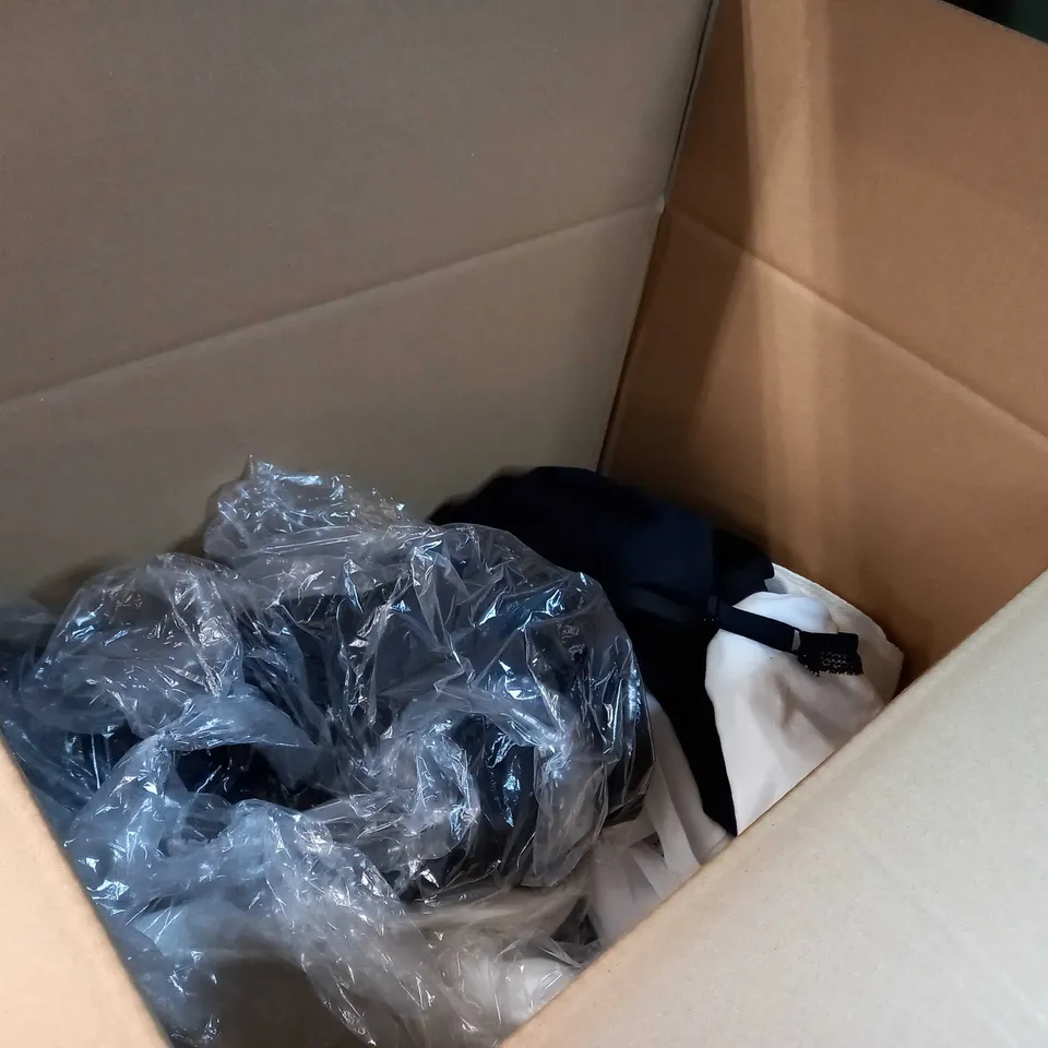 LOT OF APPROX. 10 ASSORTED CLOTHING ACCESSORIES  IN VARYING SIZES/COLOURS/STYLES TO INCLUDE: BIGDUDE BOXERS, BOXERS, THERMALS