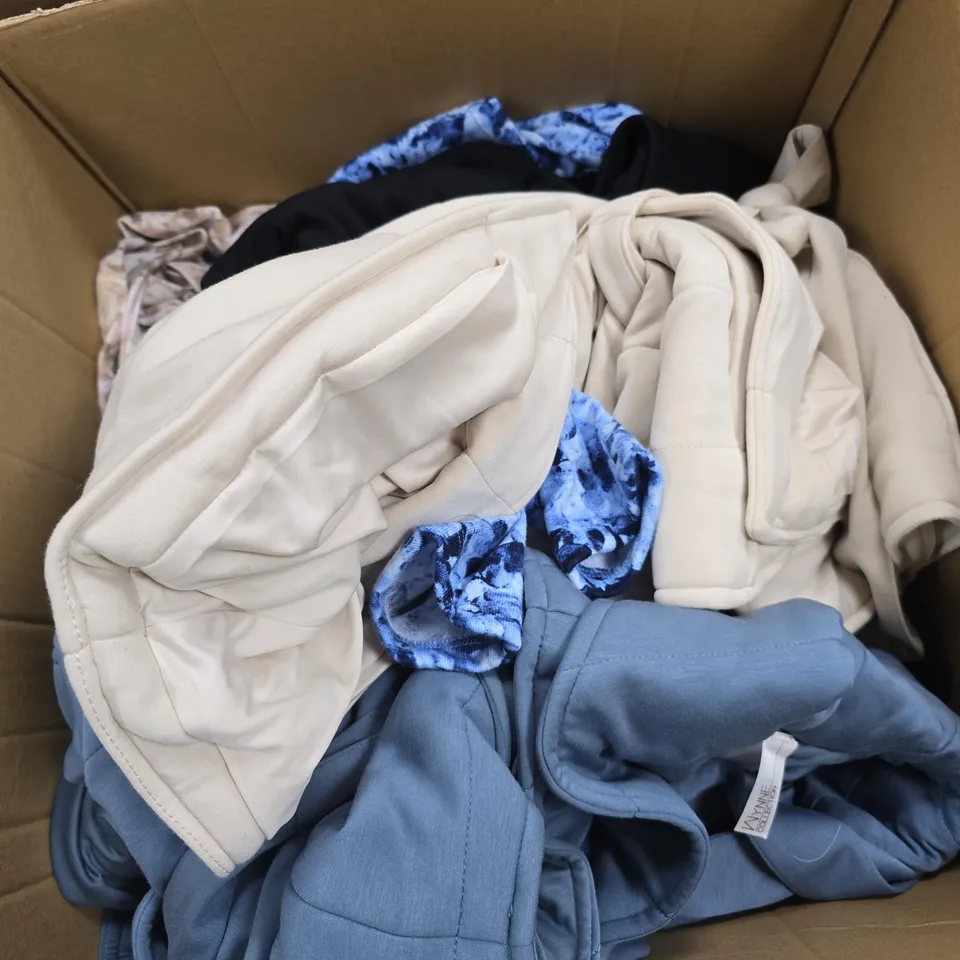 BOX OF APPROXIMATELY 20 ASSORTED CLOTHING ITEMS TO INCLUDE KIM AND CO ETC