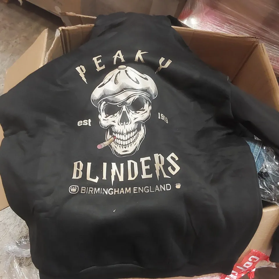 PALLET CONTAINING A VERY LARGE QUANTITY OF BRAND NEW ASSORTED CLOTHING/ACCESSORIES INCLUDING: SUNGLASSES, JEANS, BIKINIS, T-SHIRTS, JUMPERS ECT