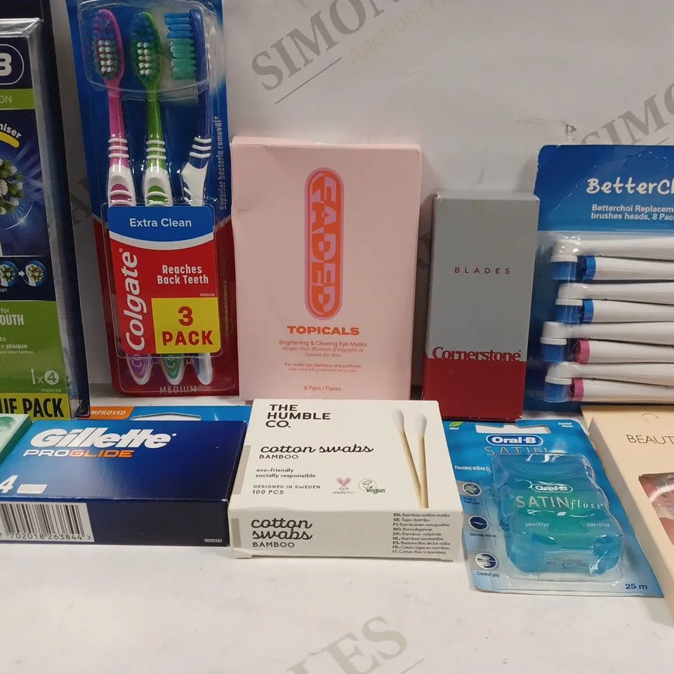 BOX OF APPROX 10 ASSORTED BEAUTY PRODUCTS TO INCLUDE ORAL B SATIN FLOSS, COLGATE TOOTHBRUSHES, TOPICALS EYE MASKS, ETC 