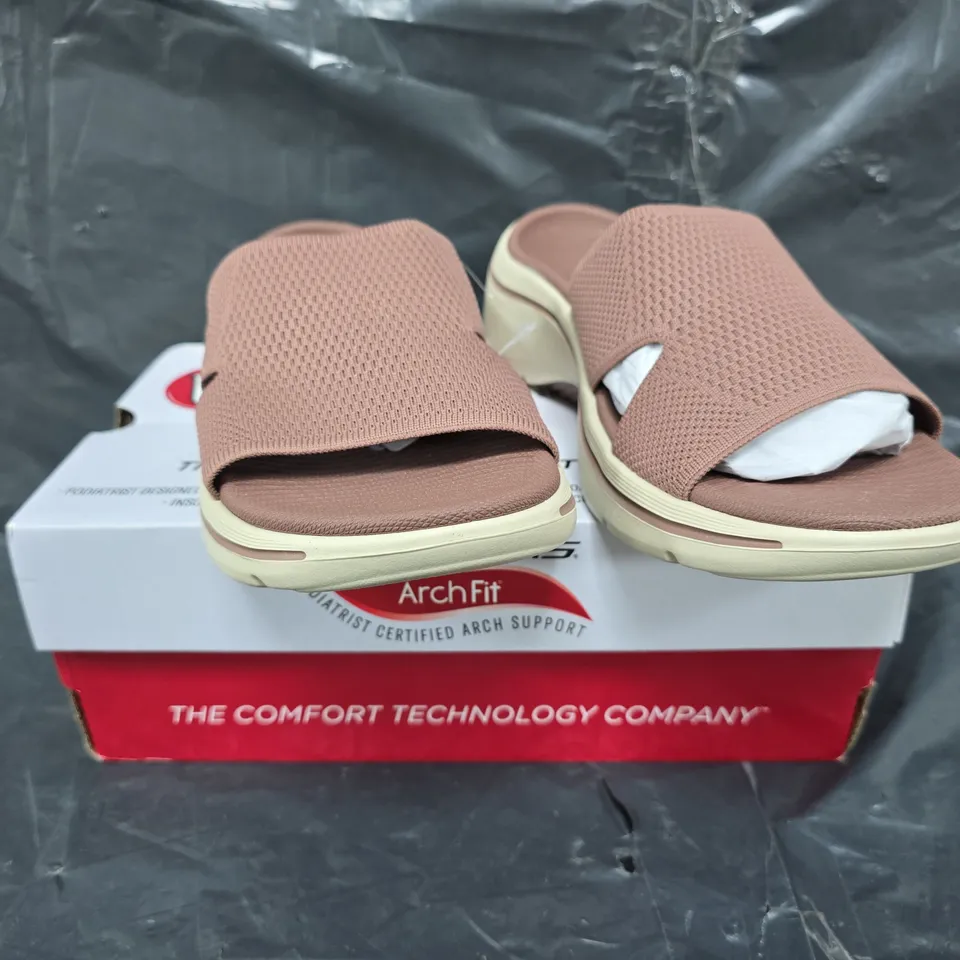 BOXED PAIR OF SKECHERS ARCH FIT IN BROWN SIZE UK 7