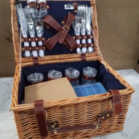 DISPLAY4TOP DELUXE 4 PERSON TRADITIONAL WICKER PICNIC BASKET