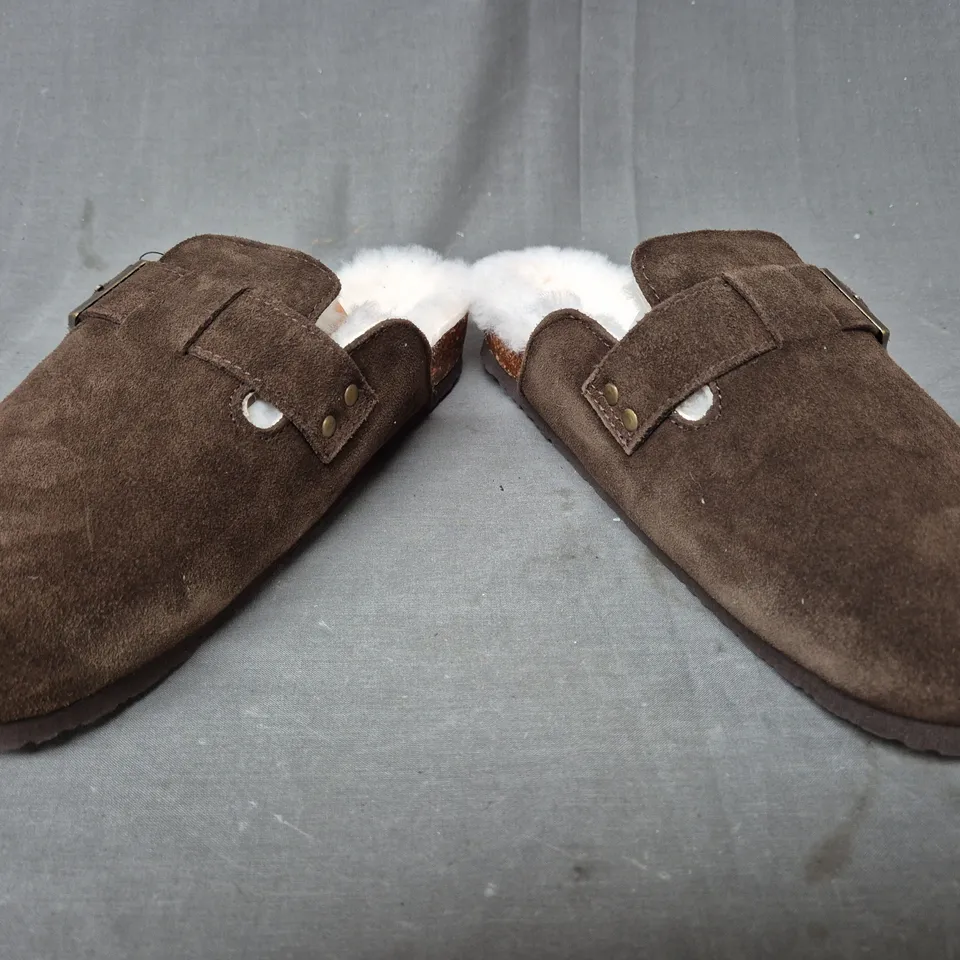 BOXED PAIR OF FENLAND WOMEN'S FAUX FUR LINED CLOGS IN BROWN SIZE 7/8