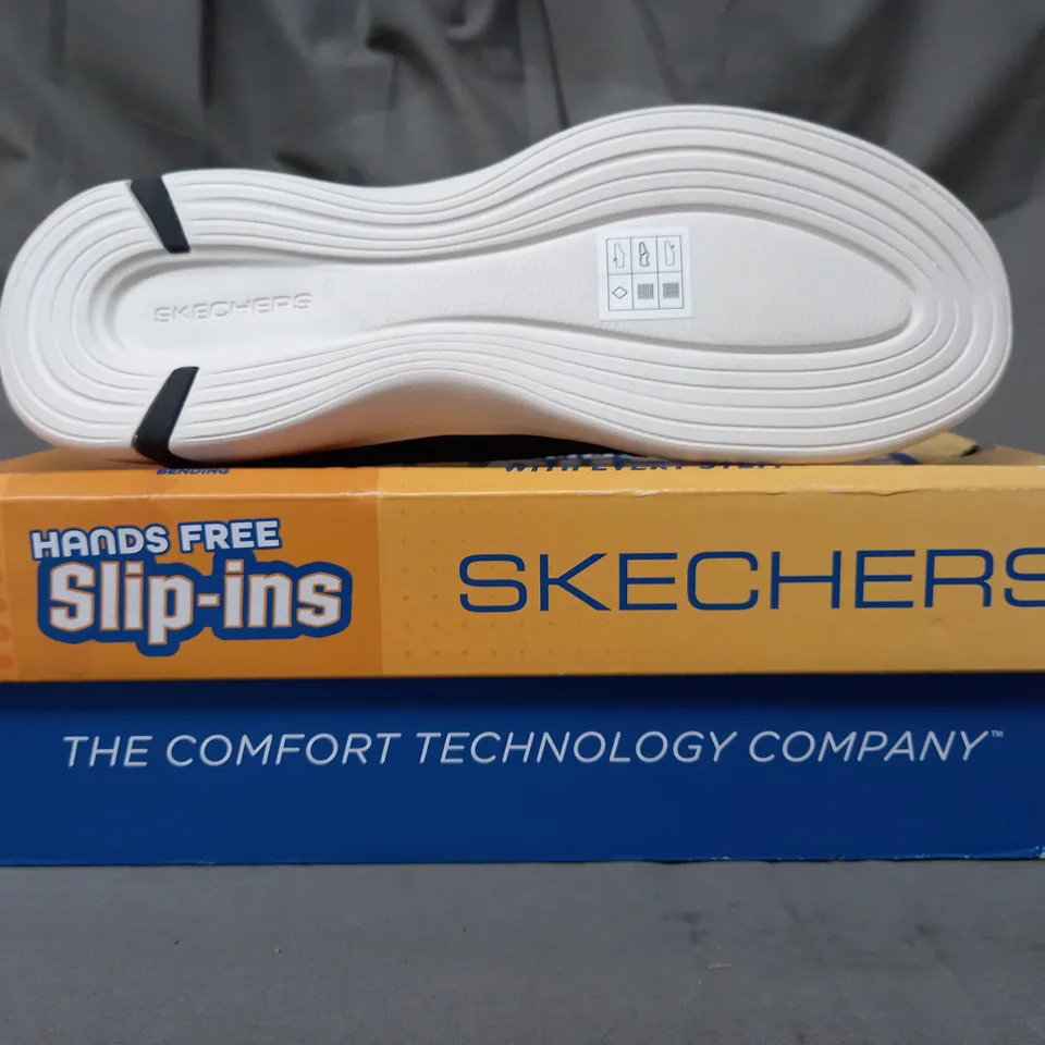 BOXED PAIR OF SKECHERS SLIP-IN SHOES IN BLACK SIZE 6.5