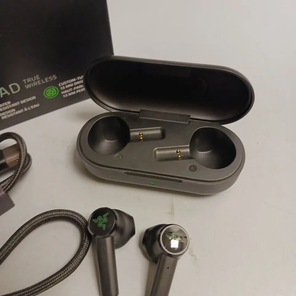 BOXED RAZER HAMMERHEAD WIRELESS HEADPHONES IN BLACK AND GREEN INCLUDES CHARGING CASE, CABLE, WRIST STRAP AND SPARE BUDS