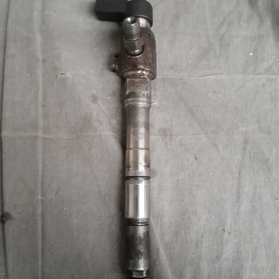 FUEL INJECTOR 