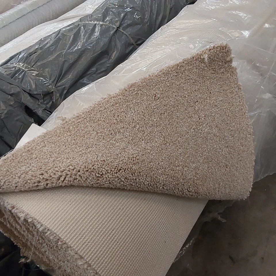 ROLL OF QUALITY AB HERITAGE EXQUISITE CARPET // SIZE: APPROX. 4 X 6.4m