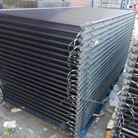 PALLET CONTAINING A LARGE QUANTITY OF UNTESTED SOLYNDRA 200W SOLAR PANELS
