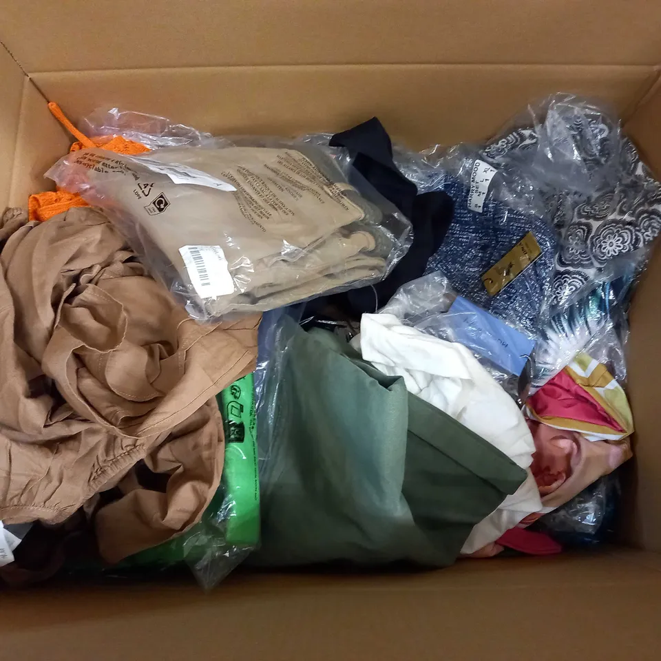 LARGE QUANTITY OF ASSORTED CLOTHING TO INCLUDE DRESSES, JUMPERS, SHORTS, T-SHIRTS, ETC