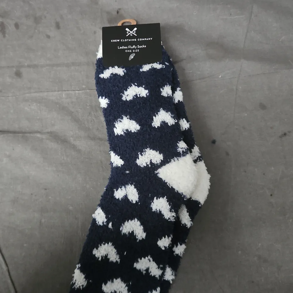 CREW CLOTHING COMPANY LADIES FLUFFY SOCKS – ONE SIZE, NAVY WITH WHITE PATTERN