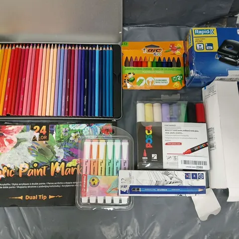 LOT OF 8 ASSORTED STATIONARY ITEMS TO INCLUDE ACRYLIC PAINT MARKERS, POSCA PENS AND HOLE PUNCH