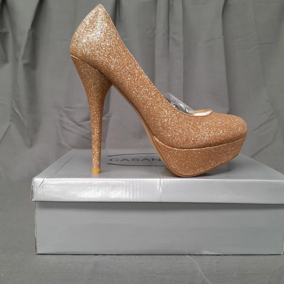 BOX OF APPROXIMATELY 8 PAIRS OF CASANDRA CLOSED TOE HIGH HEEL SHOES IN GOLD W. GLITTER EFFECT - VARIOUS SIZES