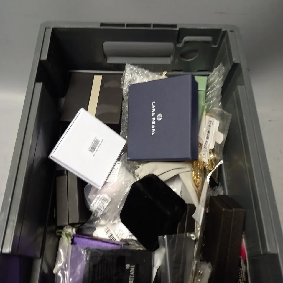 APPROXIMATELY 30 ASSORTED JEWELLERY PRODUCTS TO INCLUDE RINGS , WATCHES , NECKLACES , ETC  