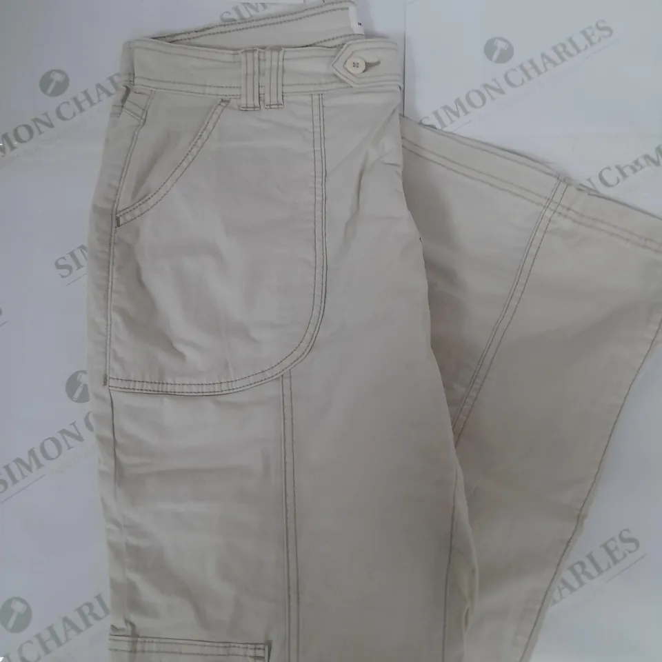 APPROXIMATELY 20 ASSORTED COTTON ON CLOTHING ITEMS TO INCLUDE DAD SHIRT IN WHITE SIZE S, CLASSIC WASHED HOODIE IN WASHED GREEN SIZE 2XS, BOOTLEG CARGO PANTS IN PORCELAIN SIZE 42EU