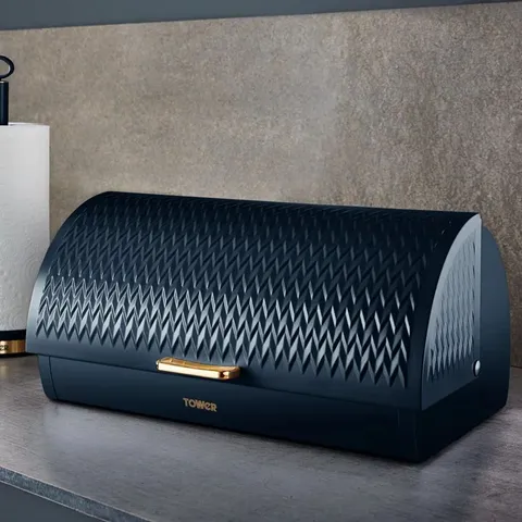 BOXED FOOD STORAGE CONTAINER