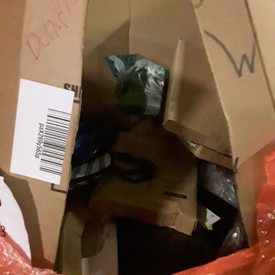 PALLET CONTAINING ASSORTED HOUSEHOLD PRODUCTS INCLUDING TOILET SEATS, COAT RACK, NON-STICK PIZZA MAKER ETC