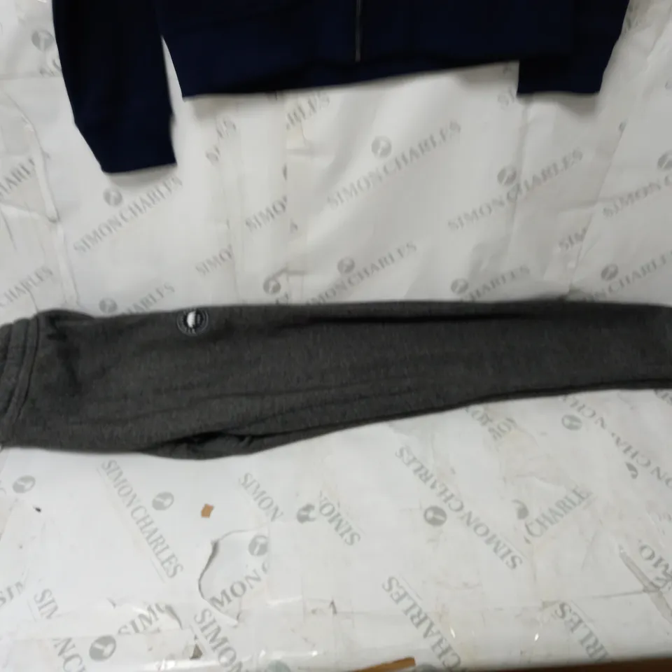 BOX OF ASSORTED CLOTHES APPROXIMATELY 10 TO INCLUDE JACKETS, JUMPERS, T-SHIRTS ETC 