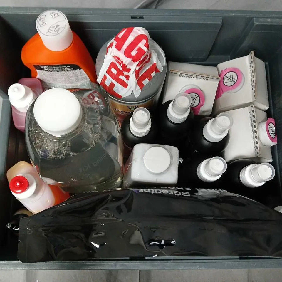 APPROXIMATELY 15 ASSORTED LIQUIDS TO INCLUDE SCHOOL SHOE CLEANING KIT, SWEET SCOPEX, METHOD ANTI-BAC REFILL, ETC - COLLECTION ONLY