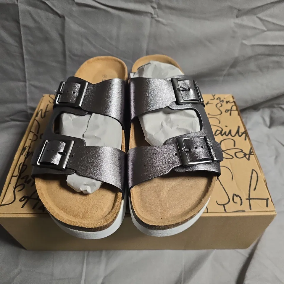 BOXED PAIR OF SAINT+SOFIA SUTTON SLIDES - UK SIZE 6