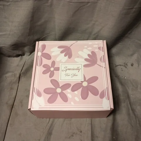 PINK HEALTH & BEAUTY GIFT SET – BATH ACCESSORIES IN GIFT BOX INCLUDING CUP, SOCKS AND SOAP