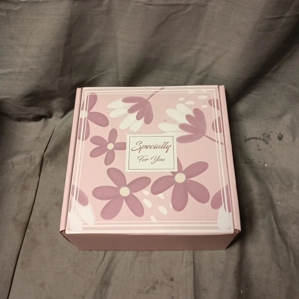 PINK HEALTH & BEAUTY GIFT SET – BATH ACCESSORIES IN GIFT BOX INCLUDING CUP, SOCKS AND SOAP