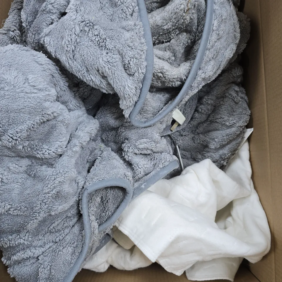 APPROXIMATELY 5 ASSORTED HEATED BLANKETS IN VARIOUS SIZES 