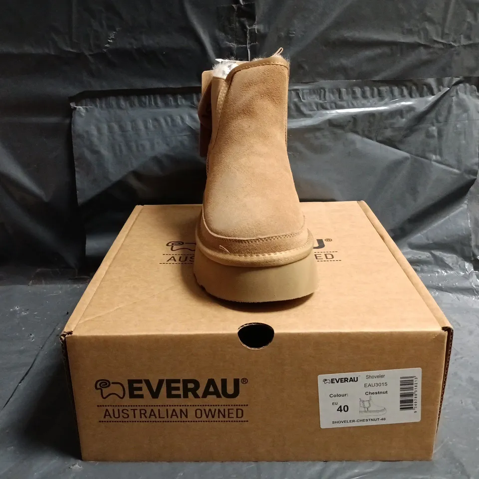 BOXED PAIR OF EVERAU SHOVELER ANKLE BOOTS IN CHESTNUT SIZE EU 40