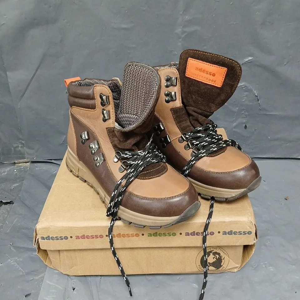 BOXED PAIR OF ADESSO RAINE WATERPROOF BOOT IN CHOCOLATE SIZE 5