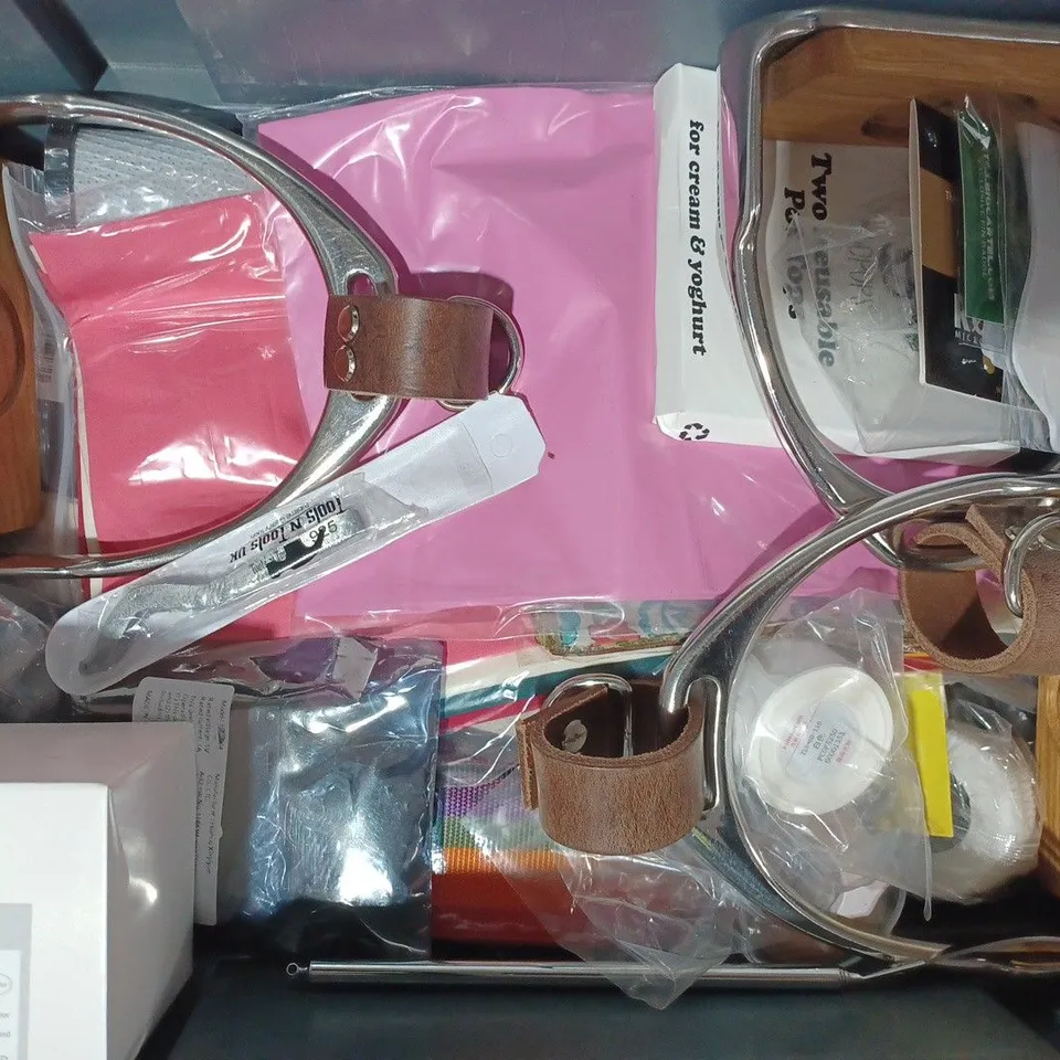 APPROXIMATELY 15 ASSORTED HOUSEHOLD ITEMS TO INCLUDE MEDICAL GRADE LATEX BANDS, DIGITAL FOOD THERMOMETER, ROYAL LIVERPOOL GOLF TEES, ETC