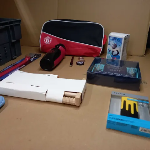 LOT OF APPROX 6 ASSORTED HOUSEHOLD/GIFT RELATED ITEMS TO INCLUDE: SLING SHOT, HIP FLASK, BELKIN SLIDELOCK PROTECT