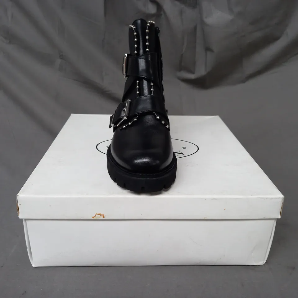 BOXED PAIR OF STEVE MADDEN HOOFY LEATHER ANKLE BOOTS IN BLACK EU SIZE 36