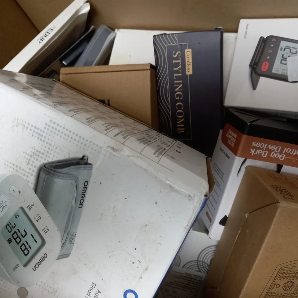APPROXIMATELY 20 ASSORTED ITEMS TO INCLUDE MIALOE PORTABLE BLENDER, FACIAL TONING DEVICE, WIRELESS GAME CONTROLLER ETC. 