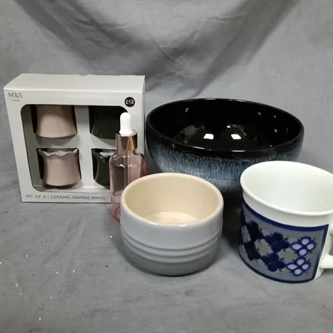 APPROXIMATELY 8 ASSORTED HOUSEHOLD ITEMS TO INCLUDE NAPKIN RINGS, BOWLS, PLATES, ETC - COLLECTION ONLY