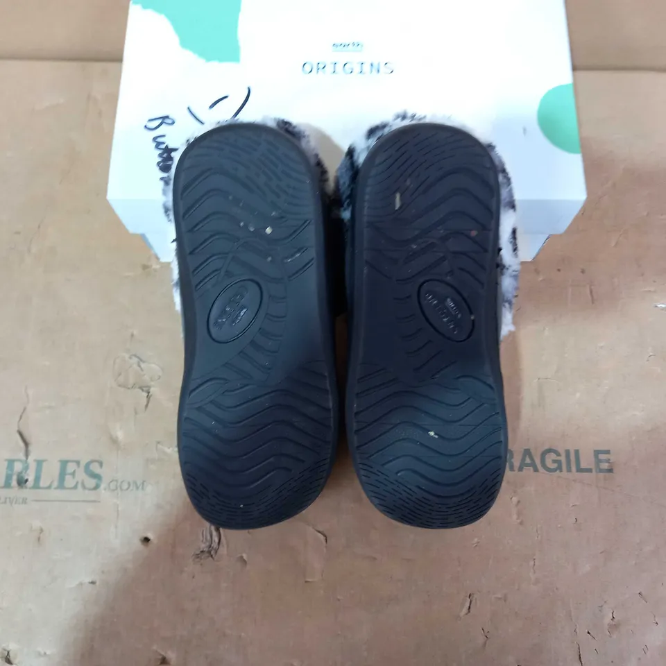 BOXED PAIR OF EARTH ORIGINS SLIPPERS - SIZE 3