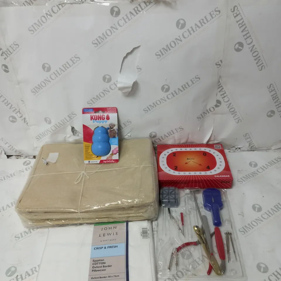 BOX OF ASSORTED HOUSEHOLD ITEMS TO INCLUDE DECORATIONS, PET TOYS, CUPS ETC 