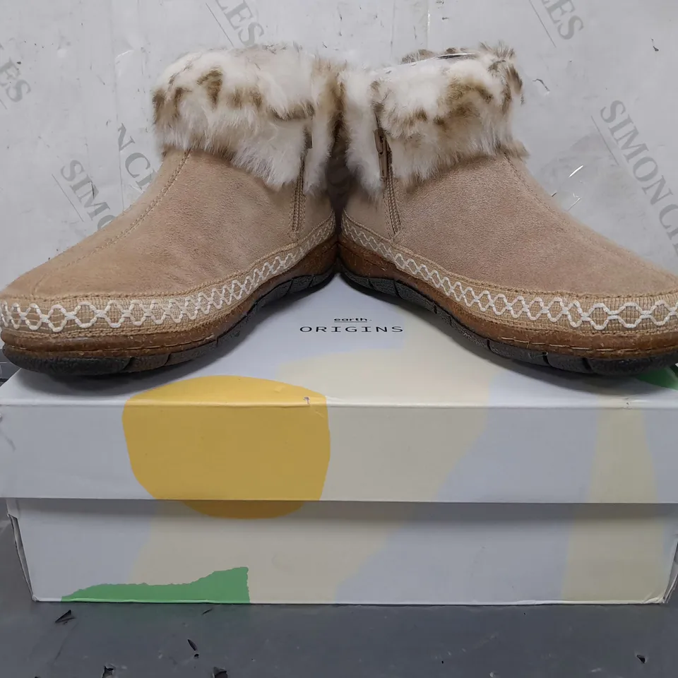 BOXED PAIR OF EARTH ORIGINALS EMMALYN BOOTIES IN BEIGE SIZE 5
