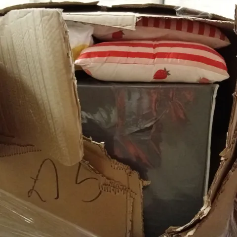 PALLET CONTAINING A LARGE QUANTITY OF CUSHIONS AND BEDDING PRODUCTS