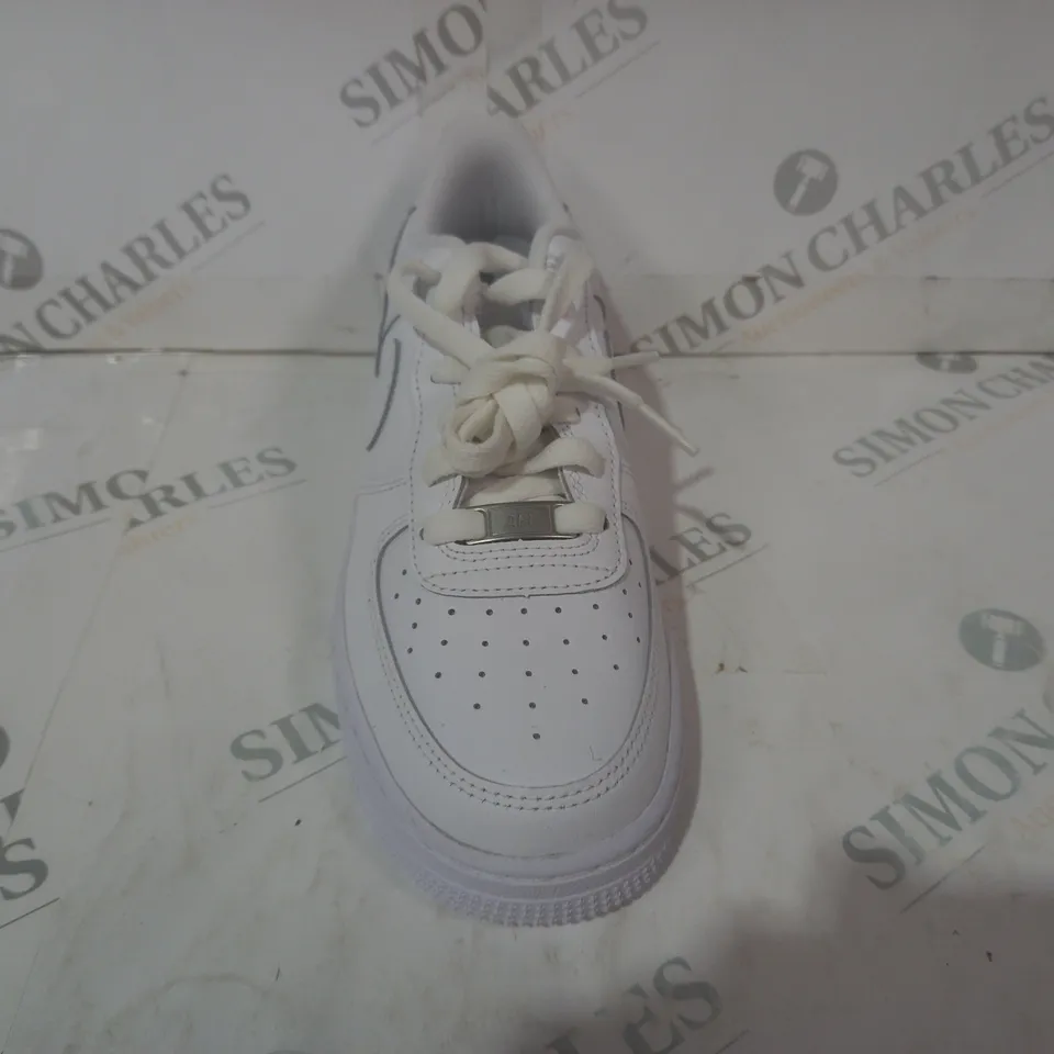 BOXED PAIR OF NIKE AIR FORCE 1 LE SHOES IN WHITE UK SIZE 5