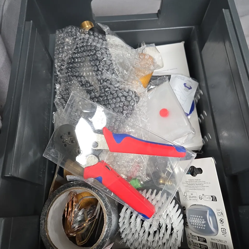 APPROXIMATELY 15 ASSORTED HOUSEHOLD ITEMS TO INCLUDE DRINKING BOTTLE, SCENTED DOG TOY AND TABLET COVER
