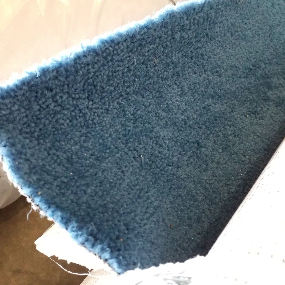 ROLL OF QUALITY DRAYTON TWIST AB 81 AZURE CARPET APPROXIMATELY 3.68×5M