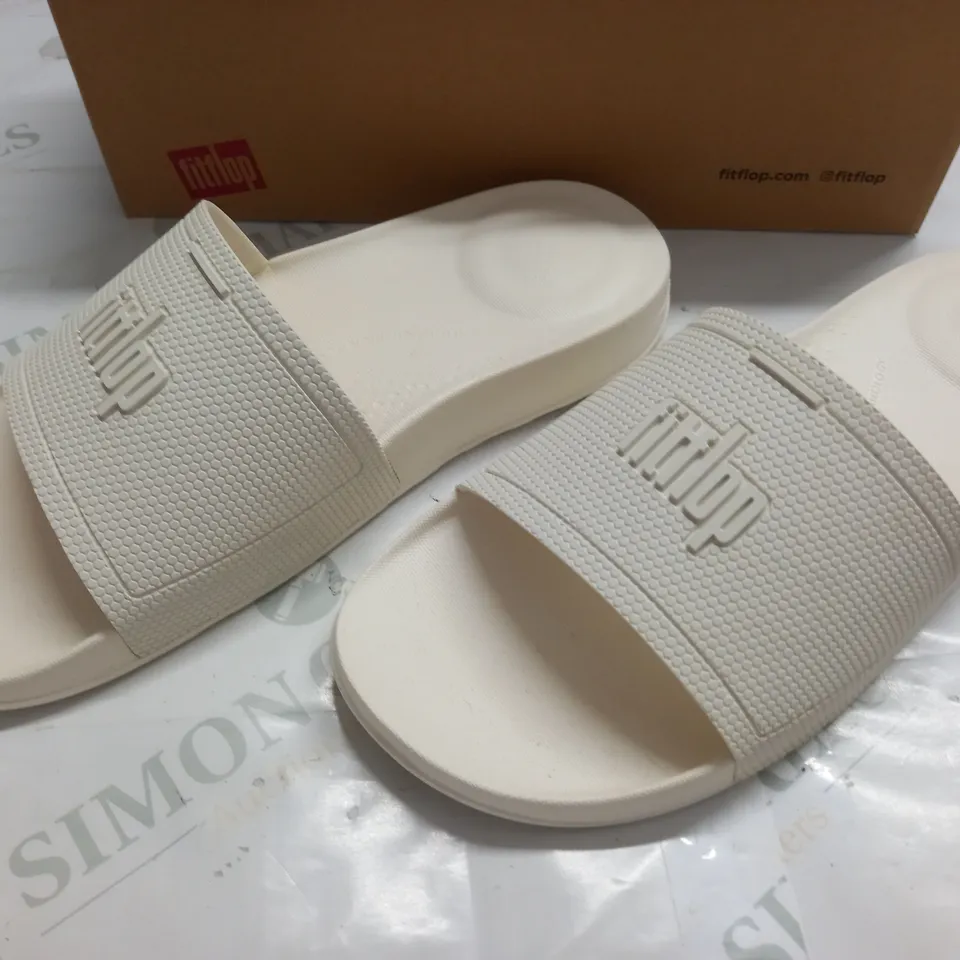 FITFLOP IQUSHION SLIDES IN CREAM - SIZE 6